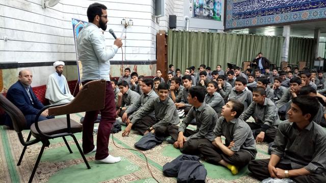 برگزاری جشن تکلیف دانش آموزان مدرسه شهید ناظم البکاء در شبستان مسجد منیریه، حوزه علمیه حضرت ابوطالب علیه السلام