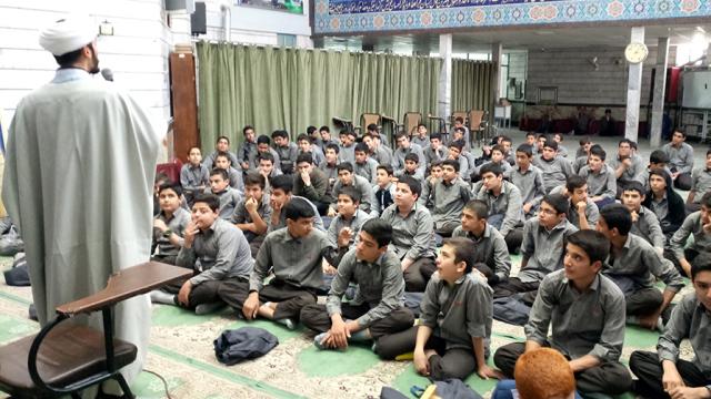 برگزاری جشن تکلیف دانش آموزان مدرسه شهید ناظم البکاء در شبستان مسجد منیریه، حوزه علمیه حضرت ابوطالب علیه السلام